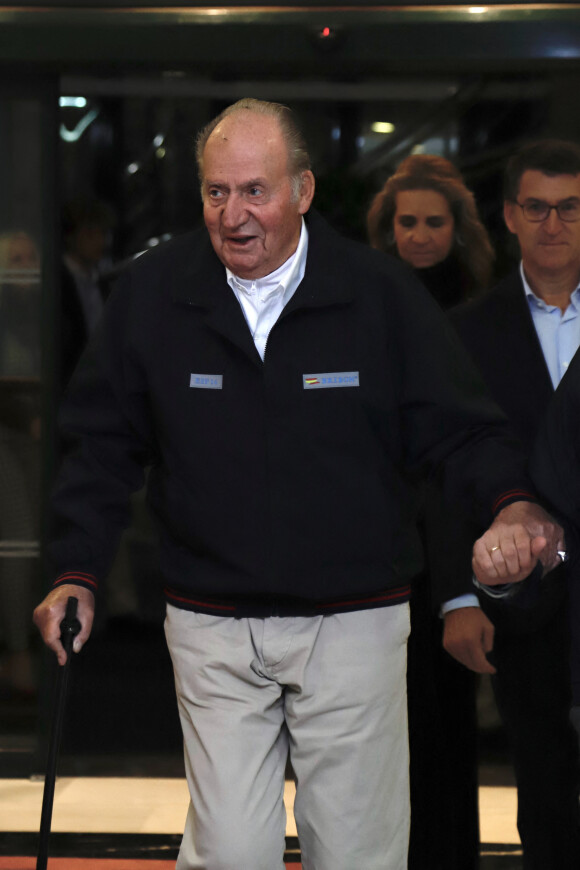 Le roi Juan Carlos arrive aux régate de Sanxenxo le 16 novembre 2019.