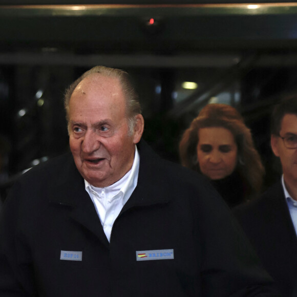 Le roi Juan Carlos arrive aux régate de Sanxenxo le 16 novembre 2019.