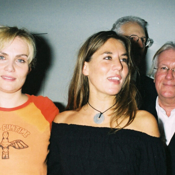 Emmanuelle, Mathilde et Marie-Amélie Seigner avec leurs parents Jean-Louis et Aline, lors de la pièce Hedda Gabler, à Marigny à Paris, en 2003