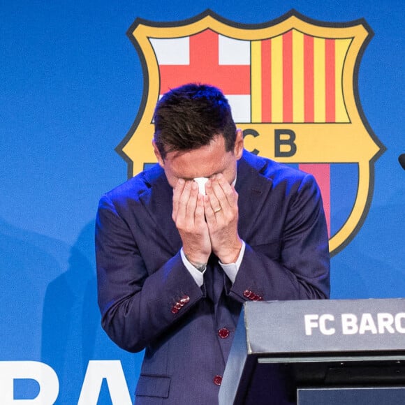 Lionel Messi en larmes lors de la conférence de presse annoncant son départ du FC Barcelone. © Marc Gonzalez Aloma/AFP7 via Zuma Press/Bestimage