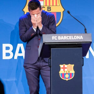 Lionel Messi en larmes lors de la conférence de presse annoncant son départ du FC Barcelone, le 8 août 2021. © Marc Gonzalez Aloma/AFP7 via Zuma Press/Bestimage