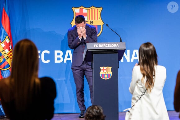 Lionel Messi en larmes lors de la conférence de presse annoncant son départ du FC Barcelone, le 8 août 2021. © Marc Gonzalez Aloma/AFP7 via Zuma Press/Bestimage