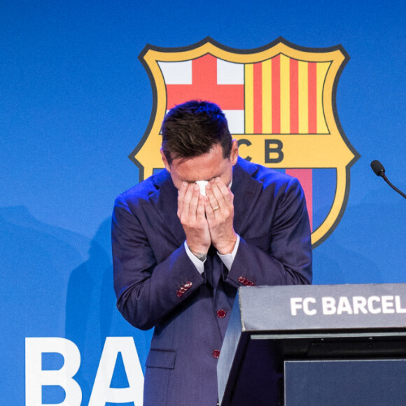 Lionel Messi en larmes lors de la conférence de presse annoncant son départ du FC Barcelone, le 8 août 2021. © Marc Gonzalez Aloma/AFP7 via Zuma Press/Bestimage