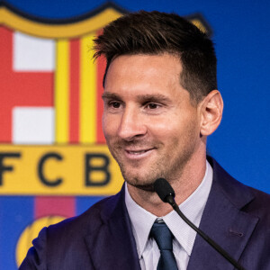 Lionel Messi en larmes lors de la conférence de presse annoncant son départ du FC Barcelone, le 8 août 2021. © Marc Gonzalez Aloma/AFP7 via Zuma Press/Bestimage