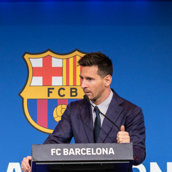 Lionel Messi en larmes lors de la conférence de presse annoncant son départ du FC Barcelone, le 8 août 2021. © Marc Gonzalez Aloma/AFP7 via Zuma Press/Bestimage