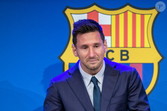 Lionel Messi en larmes lors de la conférence de presse annoncant son départ du FC Barcelone, le 8 août 2021. © Marc Gonzalez Aloma/AFP7 via Zuma Press/Bestimage