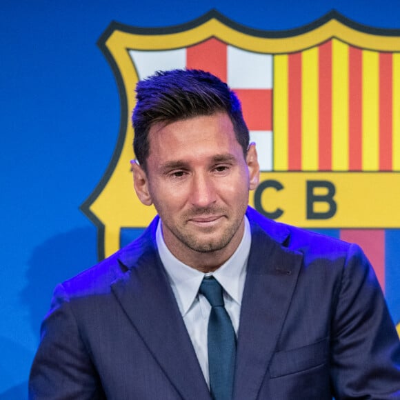 Lionel Messi en larmes lors de la conférence de presse annoncant son départ du FC Barcelone, le 8 août 2021. © Marc Gonzalez Aloma/AFP7 via Zuma Press/Bestimage