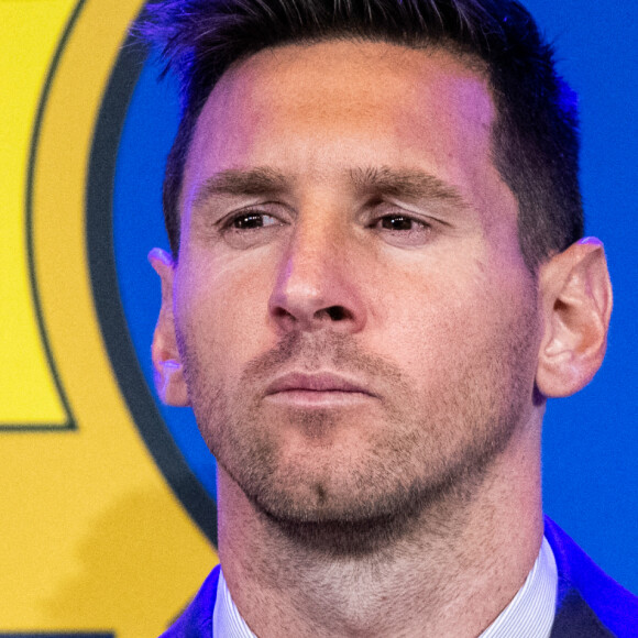 Lionel Messi en larmes lors de la conférence de presse annoncant son départ du FC Barcelone, le 8 août 2021. © Marc Gonzalez Aloma/AFP7 via Zuma Press/Bestimage