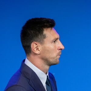 Lionel Messi en larmes lors de la conférence de presse annoncant son départ du FC Barcelone, le 8 août 2021. © Marc Gonzalez Aloma/AFP7 via Zuma Press/Bestimage