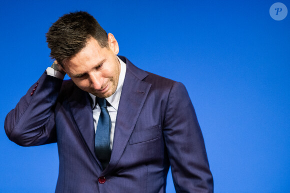 Lionel Messi en larmes lors de la conférence de presse annoncant son départ du FC Barcelone, le 8 août 2021. © Marc Gonzalez Aloma/AFP7 via Zuma Press/Bestimage