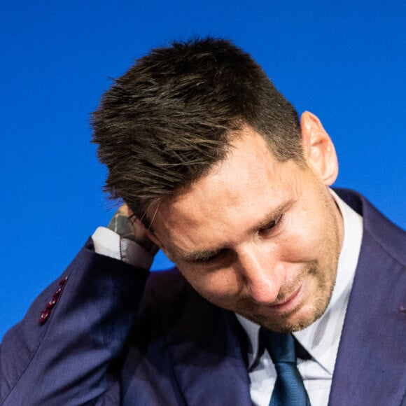 Lionel Messi en larmes lors de la conférence de presse annoncant son départ du FC Barcelone, le 8 août 2021. © Marc Gonzalez Aloma/AFP7 via Zuma Press/Bestimage