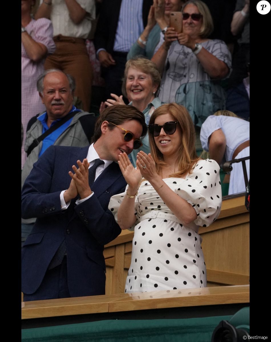 La princesse Beatrice d'York (enceinte) et son mari Edoardo Mapelli Mozzi au tournoi de Wimbledon au All England Lawn Tennis and Croquet Club à Londres, Royaume Uni, le 8 juillet 2021.