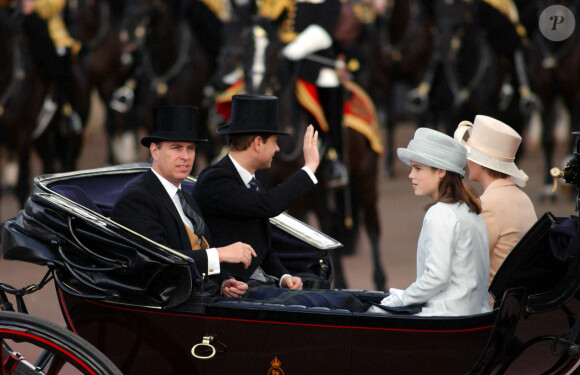 Le prince Andrew, sa fille la princesse Eugenie, le prince Edward et son épouse la comtesse Sophie de Wessex lors de la parade Trooping The Colour à Londres en 2002. 
