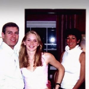 La fameuse photo montrant le prince Andrew avec Virginia Roberts Giuffre et Ghislaine Maxwell - Premières images du documentaire en quatre parties de Netflix "Jeffrey Epstein : Filthy Rich", disponible sur la plateforme à partir du 27 mai 2020. Ce documentaire retrace le parcours du puissant milliardaire devenu délinquant sexuel, condamné en 2019.