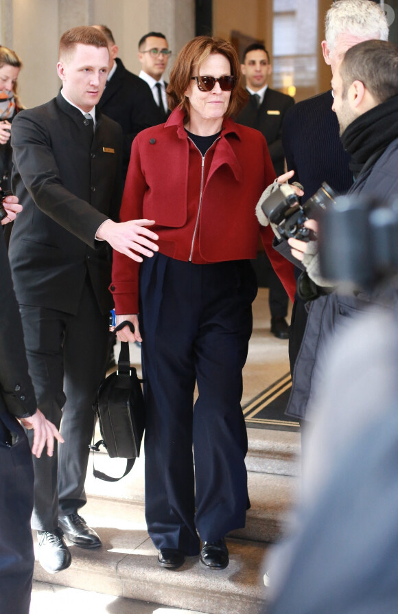 Sigourney Weaver - Sortie de son hôtel à Milan à l'occasion de la fashion week. Le 23 février 2020.