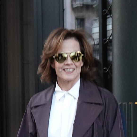 Sigourney Weaver dans les rues de Milan à l'occasion de la fashion week. Le 22 février 2020.