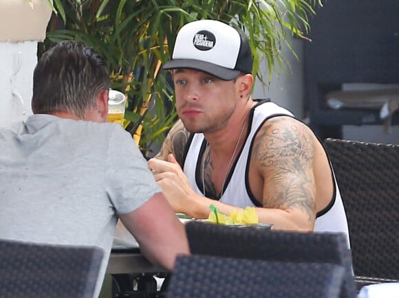 James Duncan déjeune avec des amis à Miami, le 24 juin 2013.