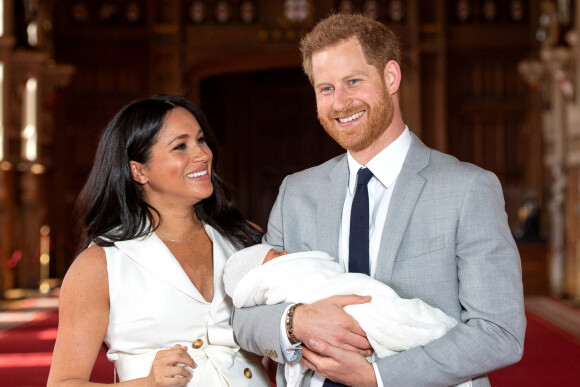 Le prince Harry et Meghan Markle, duc et duchesse de Sussex, présentent leur fils Archie Harrison Mountbatten-Windsor dans le hall St George au château de Windsor.