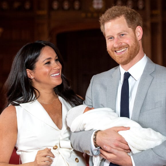 Le prince Harry et Meghan Markle, duc et duchesse de Sussex, présentent leur fils Archie Harrison Mountbatten-Windsor dans le hall St George au château de Windsor.