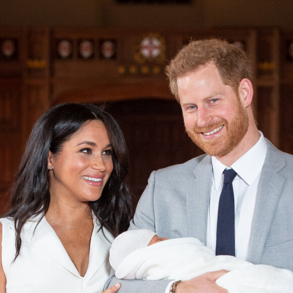 Le prince Harry et Meghan Markle, duc et duchesse de Sussex, présentent leur fils Archie dans le hall St George au château de Windsor le 8 mai 2019.