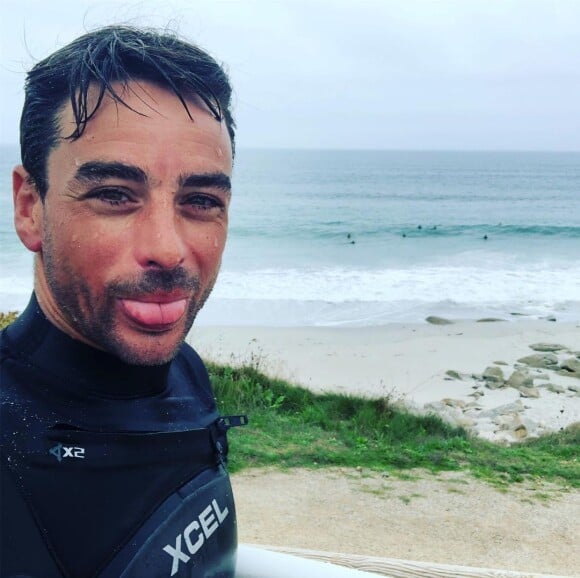 Julian Bugier surfe en Bretagne. Août 2019.