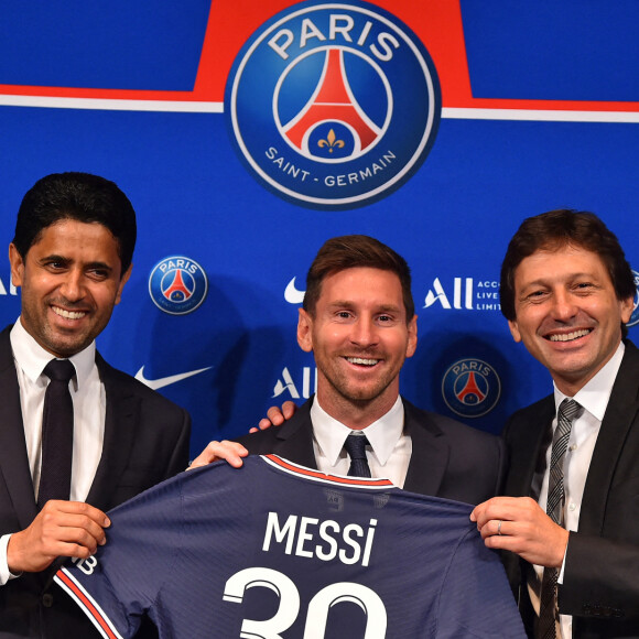 Nasser Al-Khelaïfi, PDG du PSG, Lionel Messi et Leonardo, directeur sportif du club - Lionel Messi rejoint le PSG sous le maillot numéro 30 et donne une conférence de presse au Parc des Princes à Paris, le 11 août 2021. © Aurélien Meunier / PSG via Bestimage 