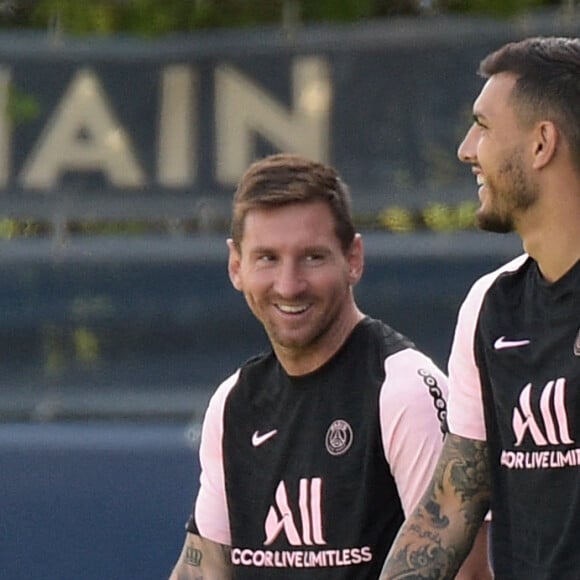 Lionel Leo Messi (30 - PSG) - Leandro Paredes (8 - PSG) - Lionel Messi lors de son premier entraînement avec ses coéquipiers du Paris Saint-Germain (PSG) au Camp des Loges à Saint-Germain-en-Laye, France, le 13 août 2021. © Federico Pestellini/Panoramic/Bestimage