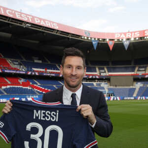 Lionel Messi rejoint le PSG sous le maillot numéro 30 et donne une conférence de presse au Parc des Princes à Paris, le 11 août 2021. © PSG via Bestimage 