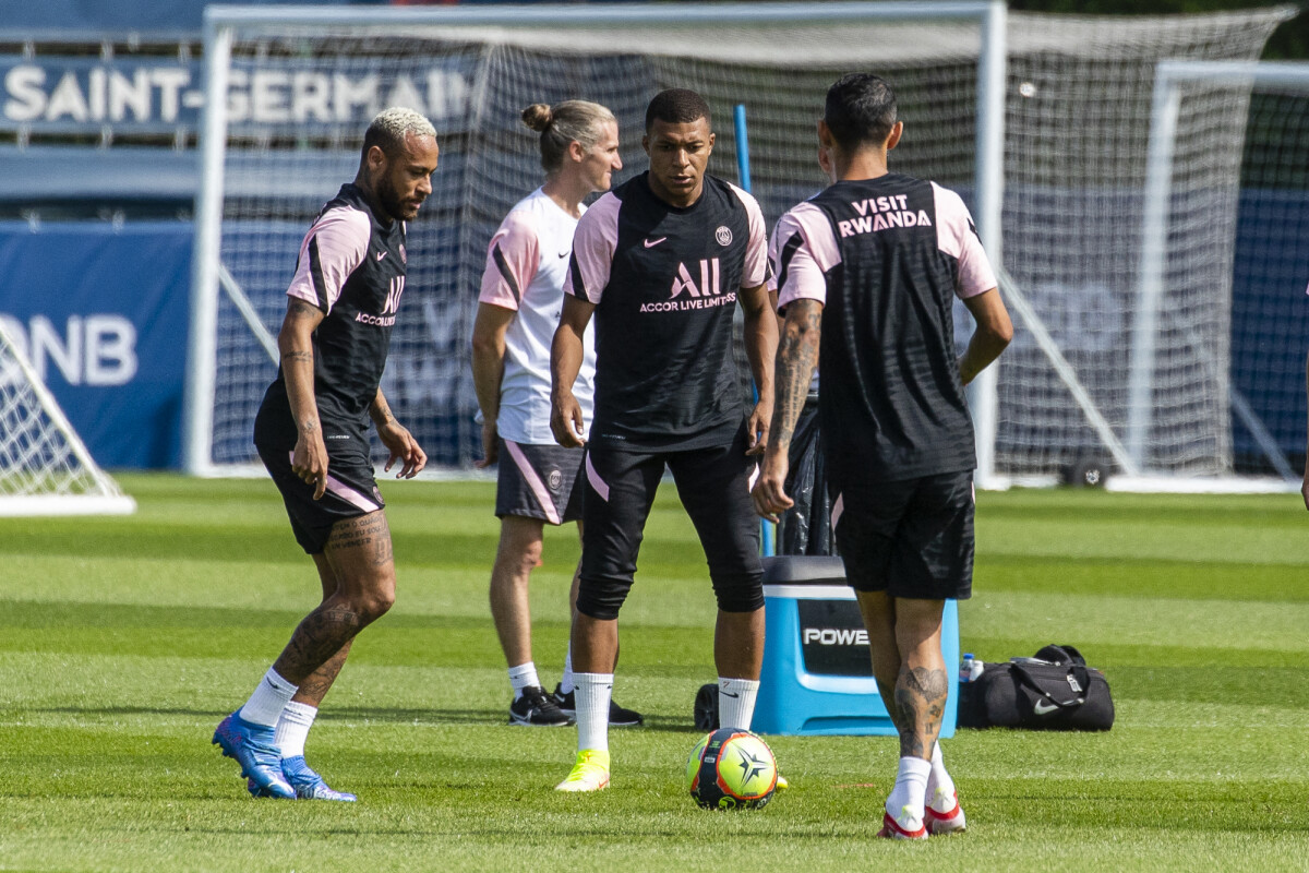 Photo : Neymar , Kylian Mbappe et Angel Di Maria - Lionel Messi lors de son  premier entraînement avec ses coéquipiers du Paris Saint-Germain (PSG) au  Camp des Loges à Saint-Germain-en-Laye, France,