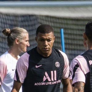 Neymar , Kylian Mbappe et Angel Di Maria - Lionel Messi lors de son premier entraînement avec ses coéquipiers du Paris Saint-Germain (PSG) au Camp des Loges à Saint-Germain-en-Laye, France, le 13 août 2021. © Pierre Perusseau / Bestimage