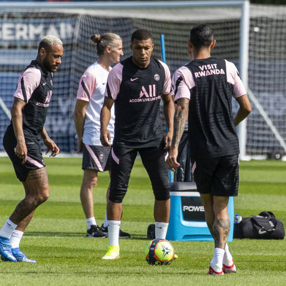 Neymar , Kylian Mbappe et Angel Di Maria - Lionel Messi lors de son premier entraînement avec ses coéquipiers du Paris Saint-Germain (PSG) au Camp des Loges à Saint-Germain-en-Laye, France, le 13 août 2021. © Pierre Perusseau / Bestimage