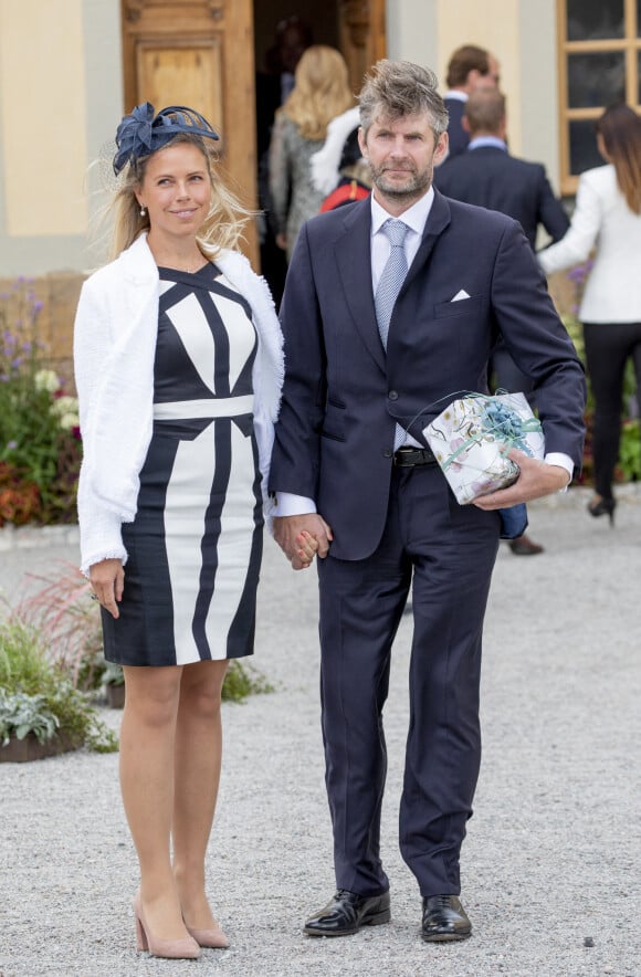 Henric Weijber, Eva Weijber - La famille royale suédoise au baptême du prince Julian, duc de Halland, au château de Drottningholm sur l'île de Lovön. Ekero. Le 14 août 2021.