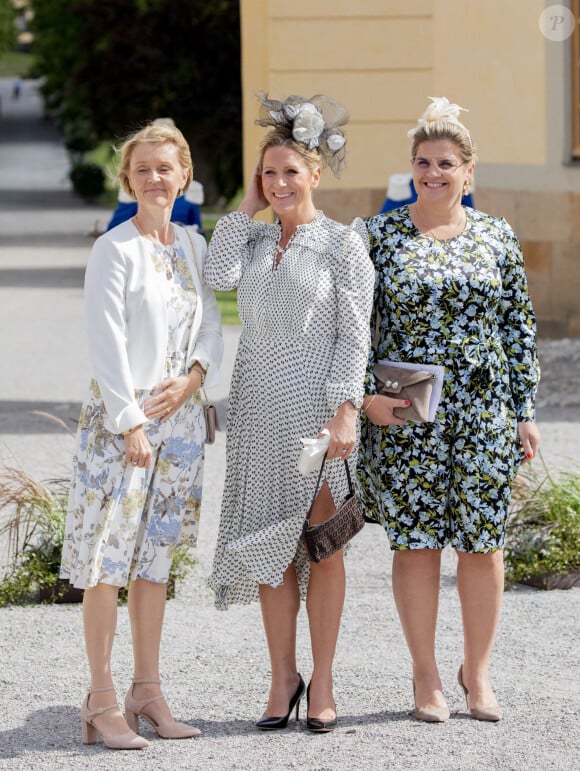 Sophia Brismar Wendel, Elisabeth Storch, Charlotta Nilsson - La famille royale suédoise au baptême du prince Julian, duc de Halland, au château de Drottningholm sur l'île de Lovön. Ekero. Le 14 août 2021.