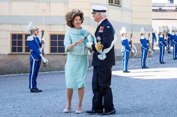 Le roi Carl Gustav de Suède et la reine Silvia de Suède - La famille royale suédoise au baptême du prince Julian, duc de Halland, au château de Drottningholm sur l'île de Lovön. Ekero. Le 14 août 2021.