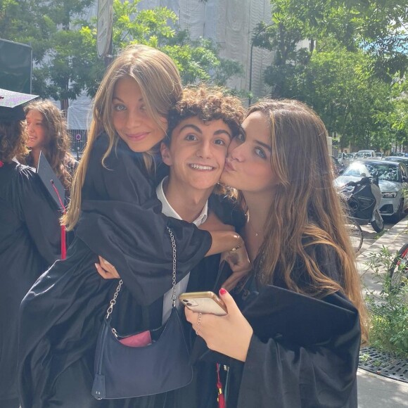 Stella Belmondo fête son diplôme d'études secondaires sur Instagram en juillet 2021.