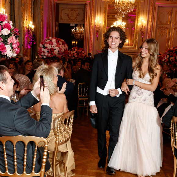 Exclusif - Stella Belmondo (en robe Chanel haute couture) et son cavalier Gaspard Guérin, Jean-Paul Belmondo et Natty Tardivel Belmondo - Les débutantes au Bal 2019 au Shangri-La Hotel, Paris. Le 30 novembre 2019. © Le Bal / Jacovides-Borde-Moreau / Bestimage