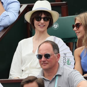 Annabelle Belmondo et Stella Belmondo dans les tribunes des Internationaux de France de Tennis de Roland Garros à Paris, le 10 juin 2018. © Dominique Jacovides - Cyril Moreau/Bestimage