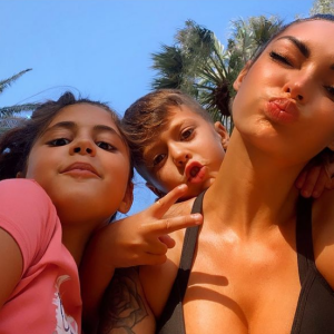 Emilie Nef Naf avec ses enfants Maëlla et Menzo sur Instagram.