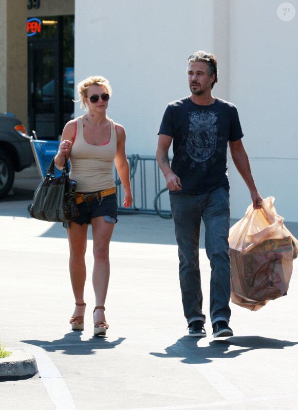 Britney Spears et Jason Trawick sont allés faire des courses à Calabasas. Le 2 octobre 2010.