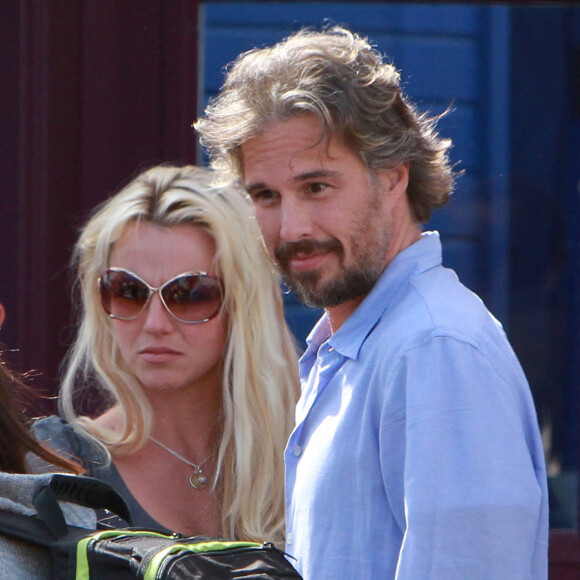 Britney Spears et Jason Trawick dans un parc à Santa Monica. Le 1er juin 2010.