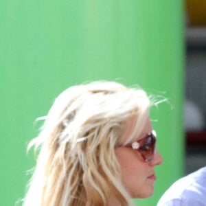 Britney Spears et Jason Trawick dans un parc à Santa Monica. Le 1er juin 2010.