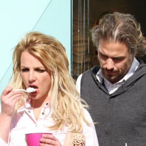 Britney Spears et Jason Trawick mangent un yaourt glacé à Calabasas. Le 5 avril 2010.