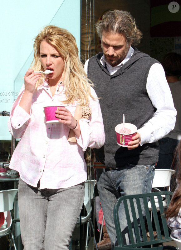 Britney Spears et Jason Trawick mangent un yaourt glacé à Calabasas. Le 5 avril 2010.