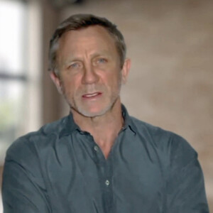 Daniel Craig, l'acteur qui interpète James Bond fait une apparition lors de la présentation de la F1 d'Aston Martin AMR21.