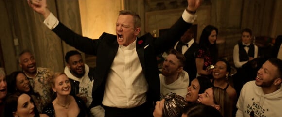 L'acteur Daniel Craig (James Bond) joue dans un sketch humoristique inspiré par le Coronavirus - quelques jours seulement après la date de sortie initiale du dernier film 007, No Time To Die. Le fléau du coronavirus a décalé la sortie du film en novembre 2020.