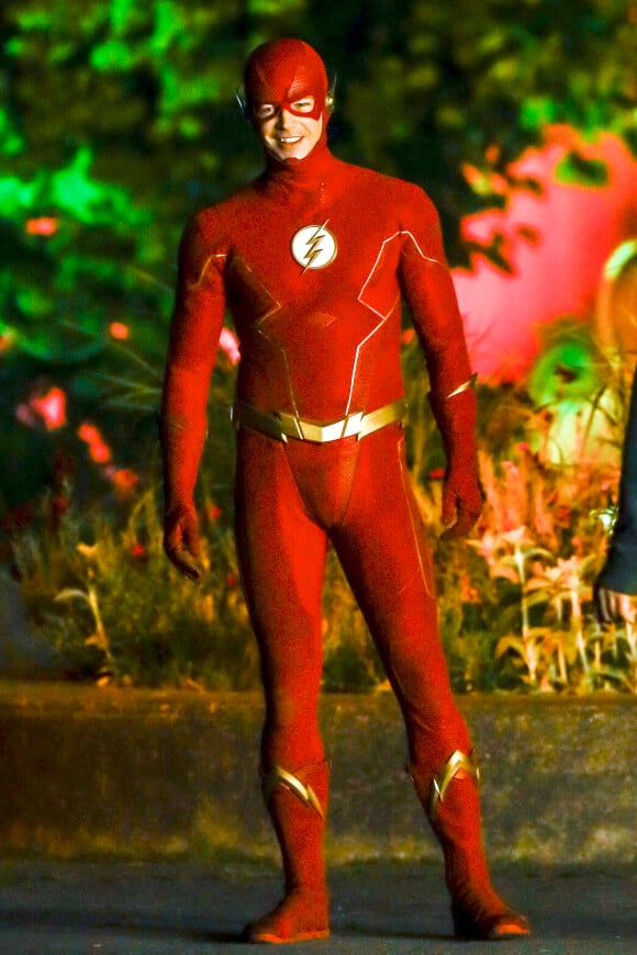 Exclusif - Grant Gustin et Tom Cavanagh sur le tournage de la saison 7 de "The Flash" à Vancouver au Canada le 20 mai 2021.