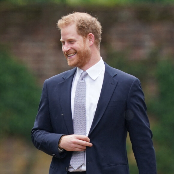 Le prince William, duc de Cambridge, et son frère Le prince Harry, duc de Sussex, se retrouvent à l'inauguration de la statue de leur mère, la princesse Diana dans les jardins de Kensington Palace à Londres.