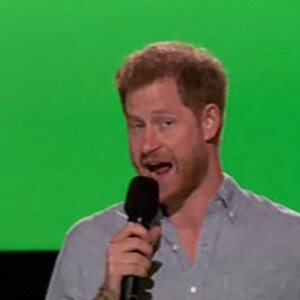 Le prince Harry sur scène lors de l'enregistrement du concert caritatif Vax Live à Los Angeles, le 9 mai 2021.