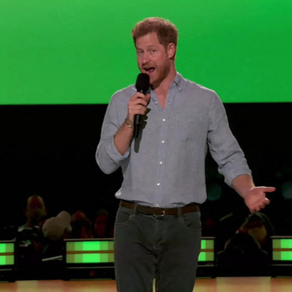 Le prince Harry sur scène lors de l'enregistrement du concert caritatif Vax Live à Los Angeles, le 9 mai 2021.