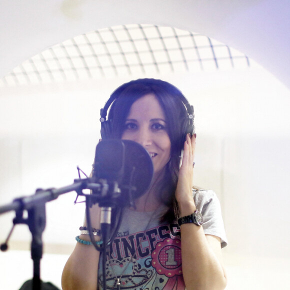 Exclusif - prix spécial - Fabienne Carat en séance d'enregistrement dans le studio de Richard Orlinski à Paris, le 23 Mai 2020 Aujourd’hui, Fabienne et Prestige Music enregistrent avec la collaboration des compositeurs et DJ, Joss Beaumont et Laurent Veix les nouveaux titres de son prochain album (10 ans après le 1er). Ils ont tous travaillé à distance, pendant le confinement, pour donner naissance aux chansons « Comme un prisonnier » en featuring avec Fab Morvan, également mélodiste, et « Temago » (titres provisoires). Fabienne y traite de thèmes très actuels comme le déconfinement, les amis retrouvés, l’écologie, les longues séparations … Voici en exclu les photos de cet enregistrement réalisé dans les règles de l’art et les règles sanitaires, dans les studios KONGPROD de Richard Orlinski et John Mamann. Étaient sur place, aux côtés de Fabienne Carat, Jamasta aux manettes, les producteurs et compositeurs Horacio Nusbaum et Joss Beaumont. Fab Morvan chanteur et mélodiste était, lui, présent virtuellement via WhatApp habitant à l’étranger et ne pouvant donc se déplacer. Neuf ans après son premier album, à l’aube de ses 40 ans, alors que Fabienne sillonne toutes les scènes de France avec son One Woman Show « L’amour est dans le prêt ? » (prochainement disponible en DVD), la musique vient à nouveau retoquer à sa porte. Le producteur et compositeur, Horacio Nusbaum du Label Prestige Music, lui propose de faire un nouvel album. Ce début de collaboration donne naissance au premier titre « Wake up ». Le clip est tourné en majeure partie à Los Angeles sous la direction de Stéphane Fiorenza. A 40 ans, plus question d’avoir peur, de se laisser faire, ni de rester dans les cases auxquelles nous sommes cantonnées. Elle incite les femmes à se battre pour ce qu’elles ont « envie d’être », pour vivre ces envies « vitales »… voilà le message personnel que Fabienne souhaite partager dans cette première chanson et dans sa biographie. 